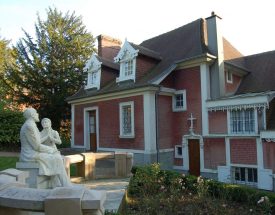 La statue du jardin qui évoque le jour de Pentecôte 1887 où Thérèse demanda à son père la permission d’entrer au Carmel.