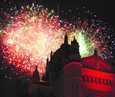 Feu d’artifice de Noël avec la ville de Lisieux