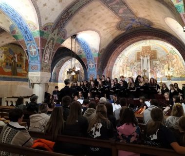 Messe de 16h30 à la crypte animée par une chorale