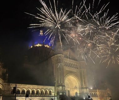 Feu d’artifice de Noël avec la ville de Lisieux