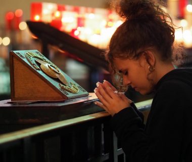 Prière quotidienne au reliquaire de sainte Thérèse à la Basilique