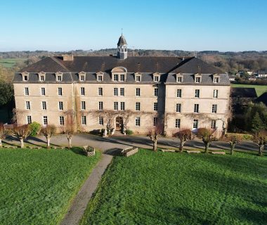 Colloque à la Roche du Theil et vénération de reliques de sainte Thérèse de Lisieux